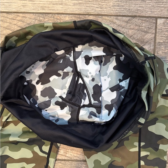 Constant Varied Gear-Camo reversible leggings. Size medium cropped. - Picture 3 of 4